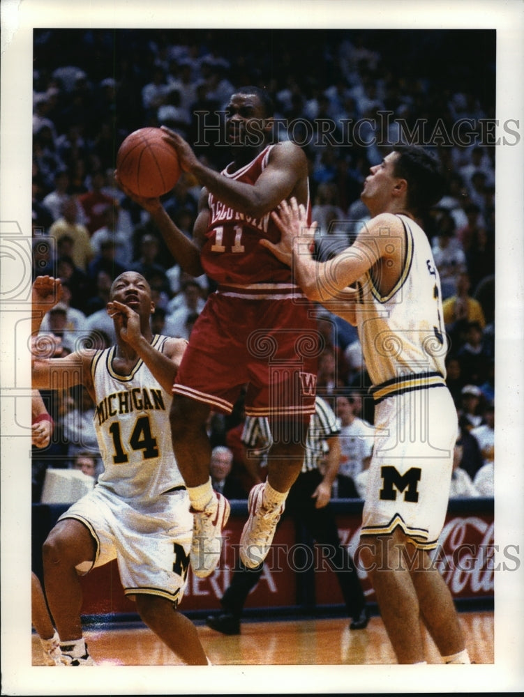 1993 Press Photo UW&#39;s Tracy Webster hits 4 of 14 shits against Michigans defense- Historic Images