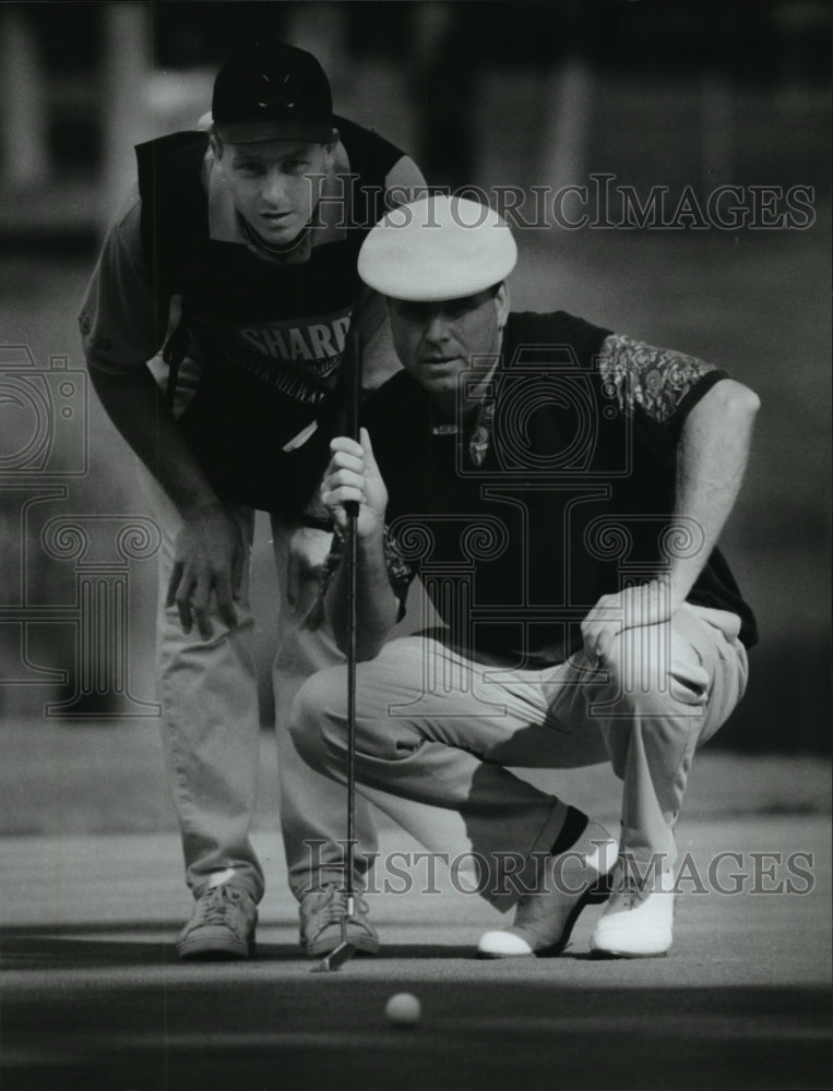 1994 Press Photo D.A. Weibring and caddy Mike O&#39;Connell on the 16th green - Historic Images