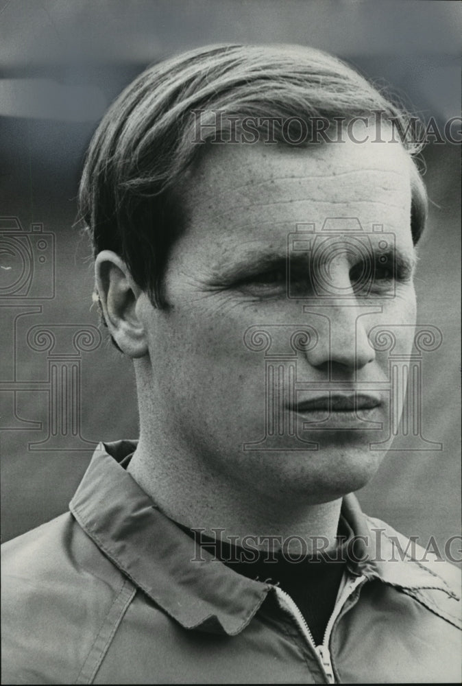 1975 Press Photo Defensive Coordinator For Wisconsin Football Team Gary Blackney- Historic Images