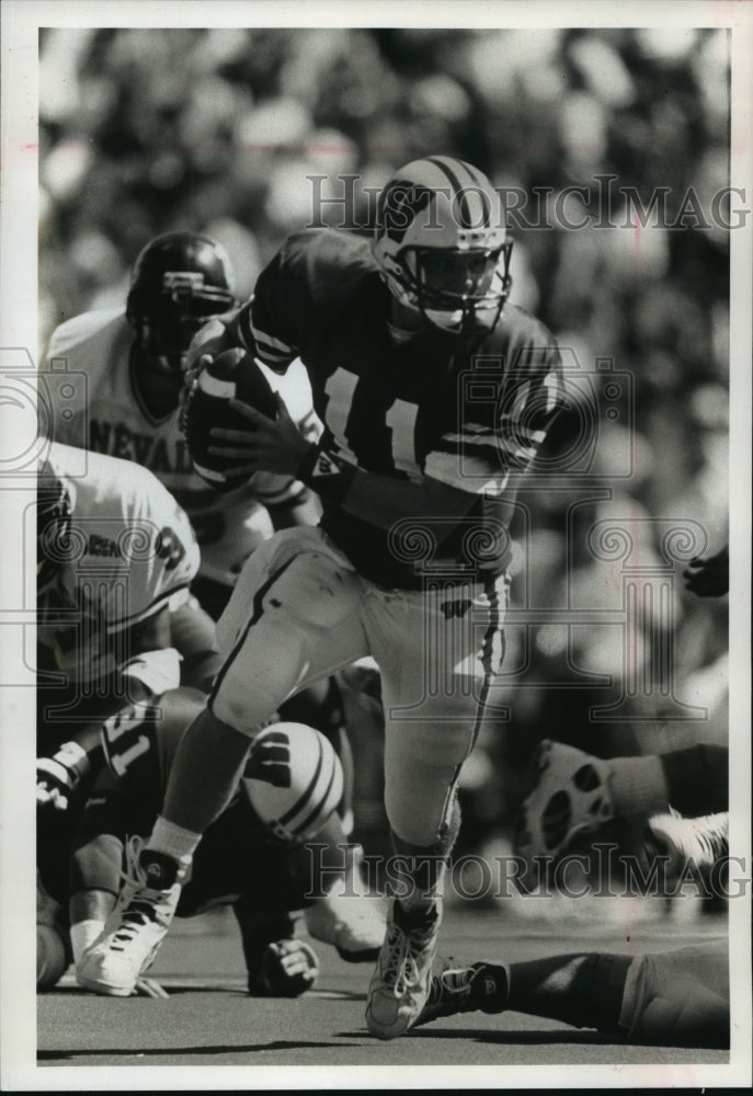 1993 Press Photo Quarterback Darrell Bevell scans the field for receivers - Historic Images