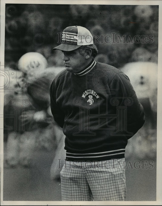 1977 Wisconsin Badgers football Coach John Jardine watches game - Historic Images