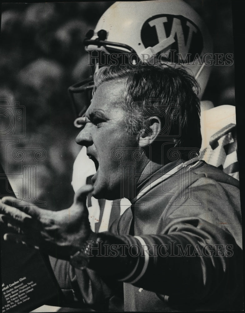 1976 Press Photo Badgers football John Jardine yells during Ann Arbor game - Historic Images