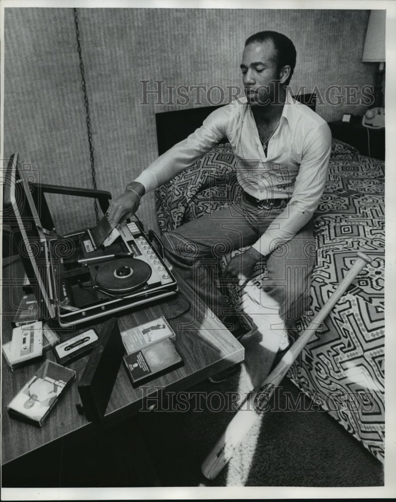 1980 Press Photo Baseball&#39;s Von Joshua plays tape in his room - mjt03987 - Historic Images