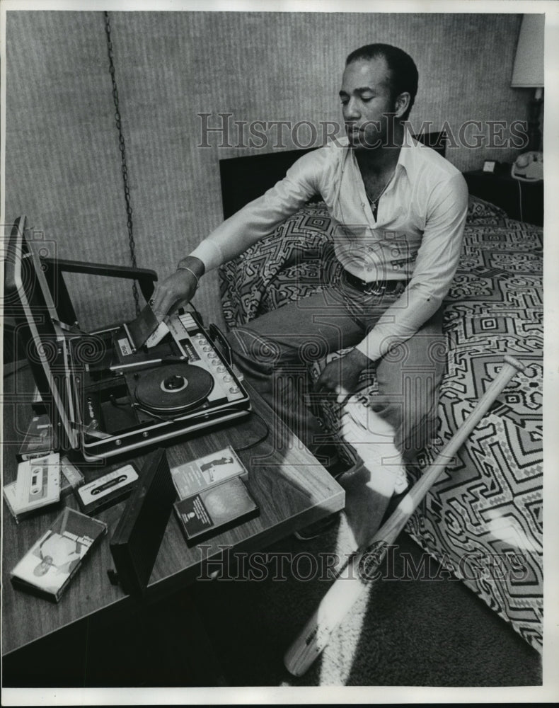 1980 Press Photo Baseball's Von Joshua plays tape in his room - mjt03987 - Historic Images