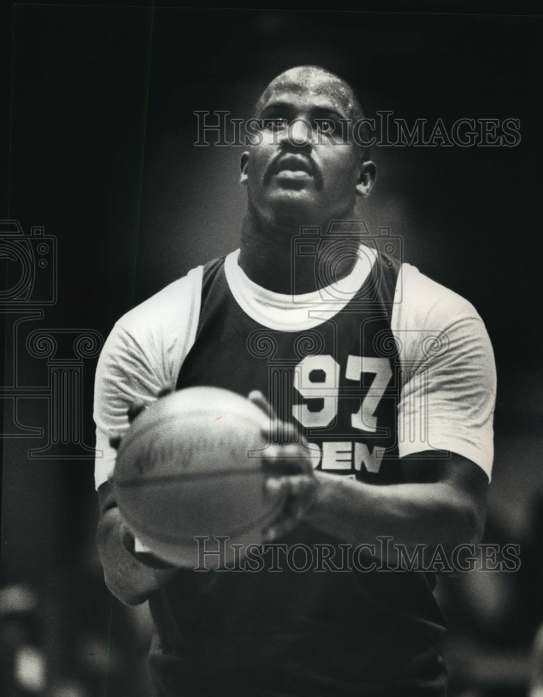 1990 Press Photo Packers football's Tim Harris plays at benefit basketball game - Historic Images