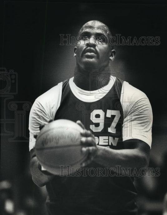 1990 Press Photo Packers football's Tim Harris plays at benefit basketball game - Historic Images