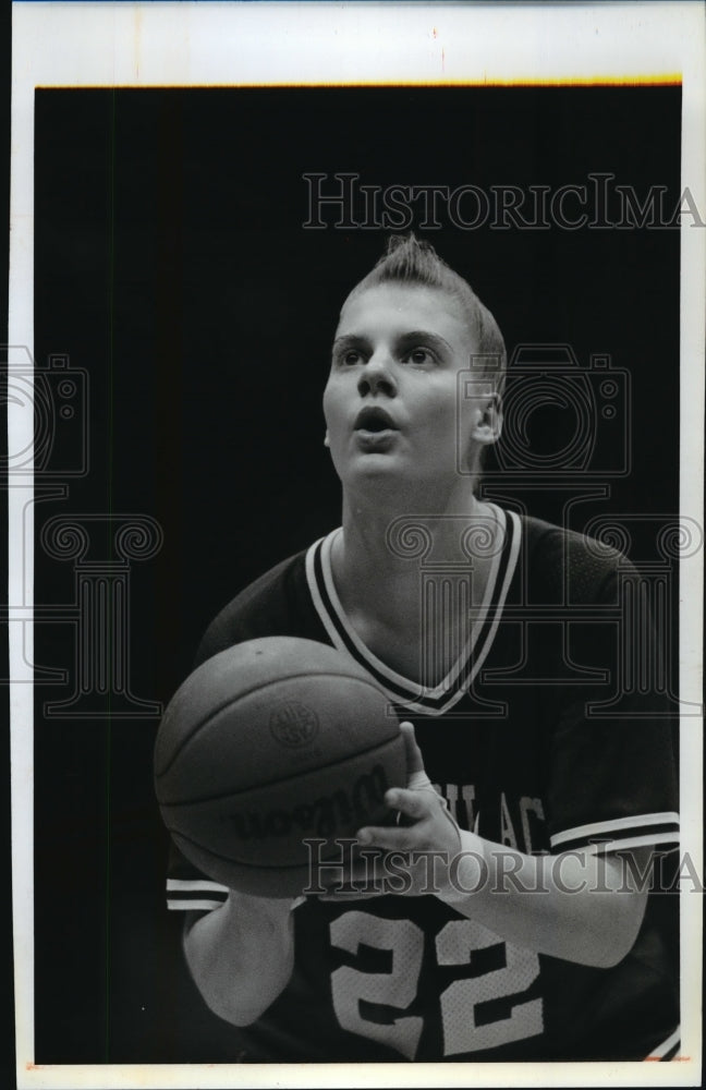 1993 Press Photo Ann Klapperich from Fond du Lack shooting a basketball. - Historic Images