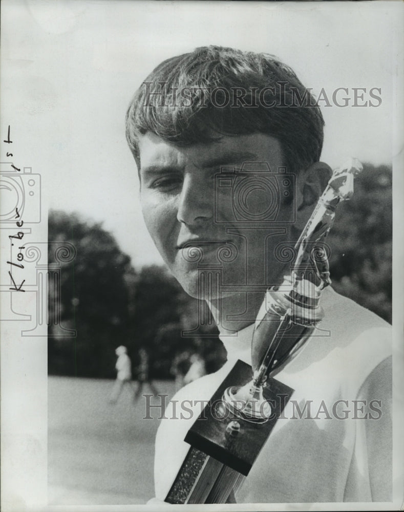 1968 Press Photo Milwaukee golfer Jim Kloiber holding first place trophy. - Historic Images