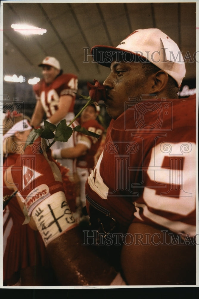 1993 Press Photo Badger football's Yusef Burgess enjoys scent of rose & victory-Historic Images