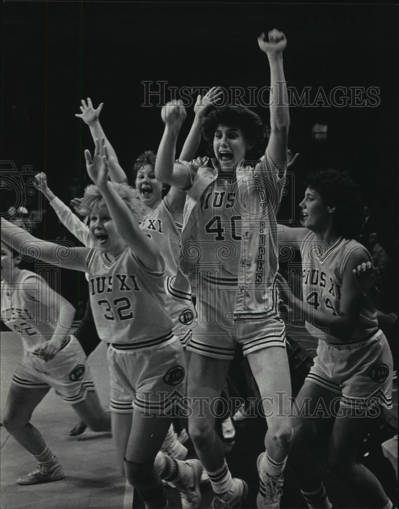 1985 Press Photo Heidi Bunek & her Pius basketball teammates celebrate victory - Historic Images
