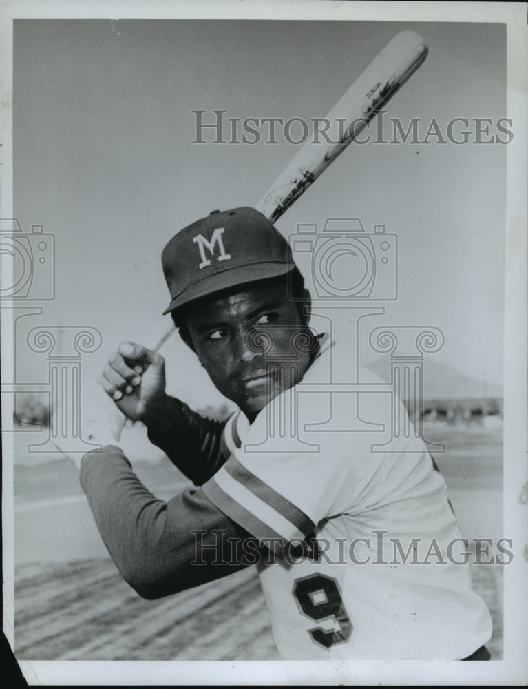 1975 Press Photo Pedro Garcia with the Milwaukee Brewers ready to swing a bat. - Historic Images
