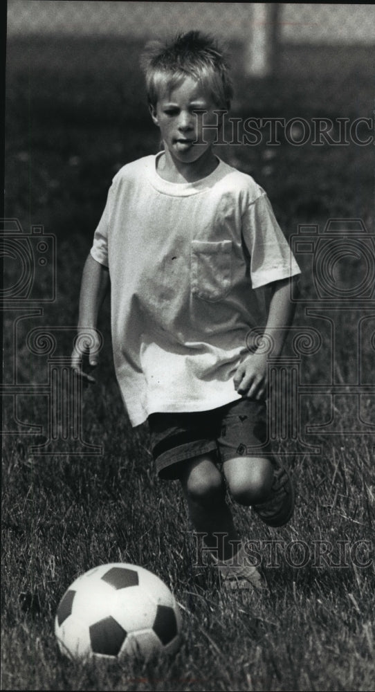 1989 Press Photo Anthony Albrecht learns soccer from Milwaukee Wave team at YMCA - Historic Images