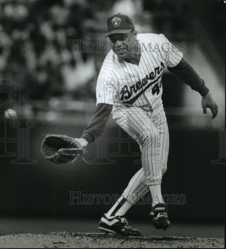 1993 Press Photo Milwaukee Brewers baseball pitcher, Teddy Higuera, on the mound- Historic Images