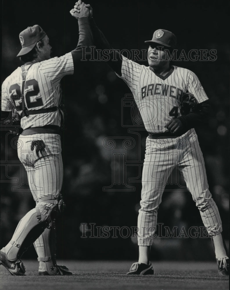 1986 Brewers baseball&#39;s Charlie Moore &amp; Teddy Higuera celebrate win - Historic Images