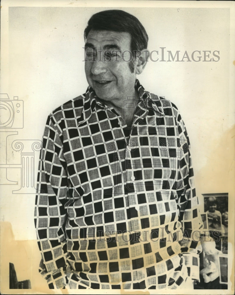 1976 Press Photo A relaxed Howard Cosell in a checkered shirt. - mjt04331 - Historic Images