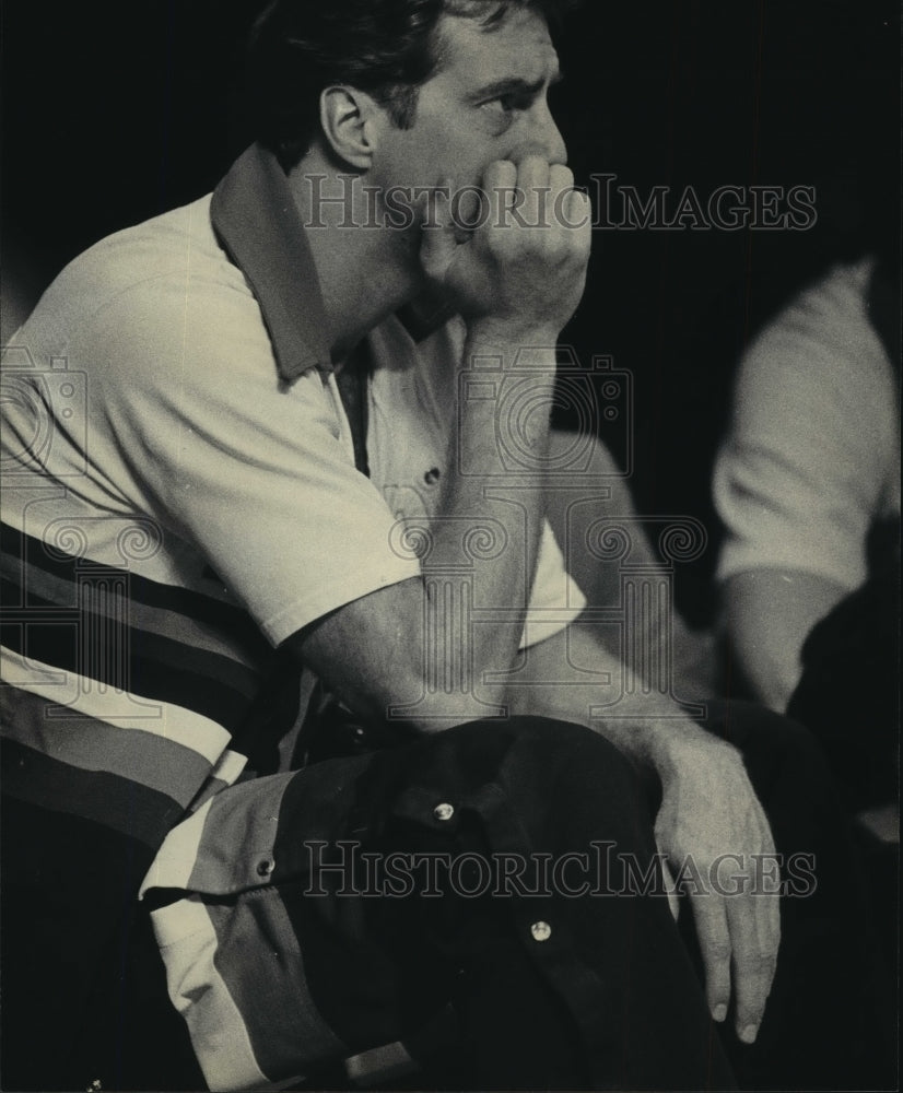1983 Press Photo Dave Cowens sitting on the bench watching the game.- Historic Images