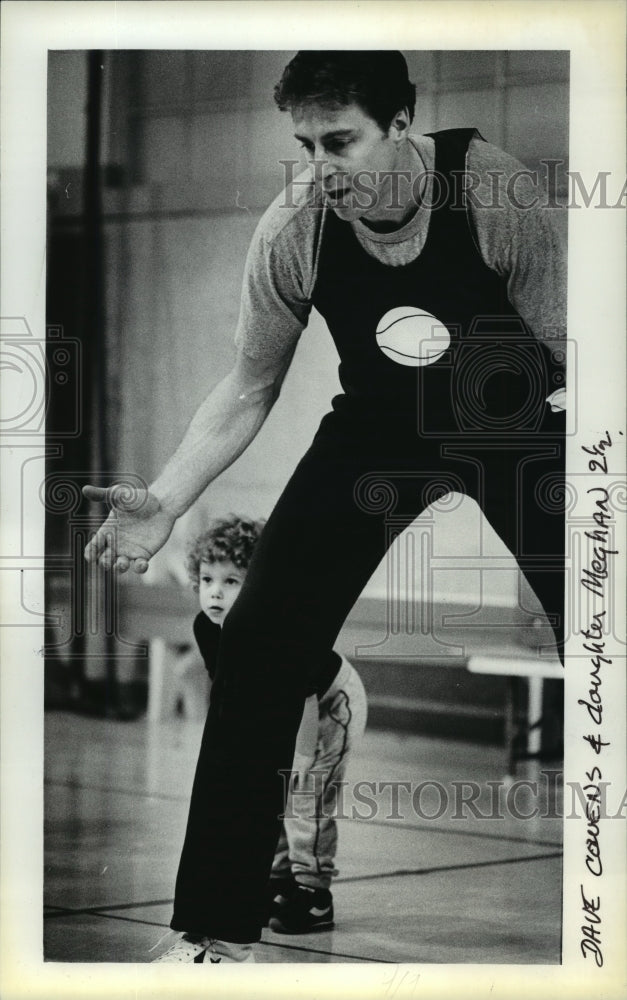 1983 Press Photo Milwaukee Bucks Basketball Player Dave Cowens, Daughter Meghan - Historic Images