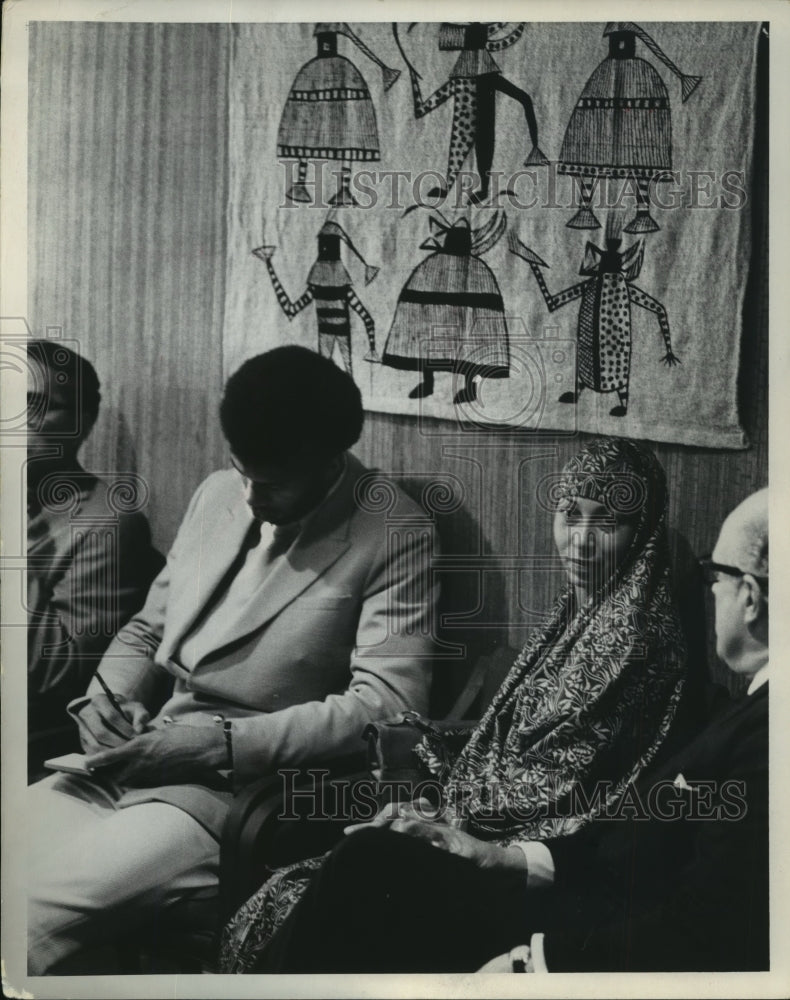 1971 Press Photo Milwaukee Bucks Basketball Player Kareem Abdul-Jabbar And Wife- Historic Images