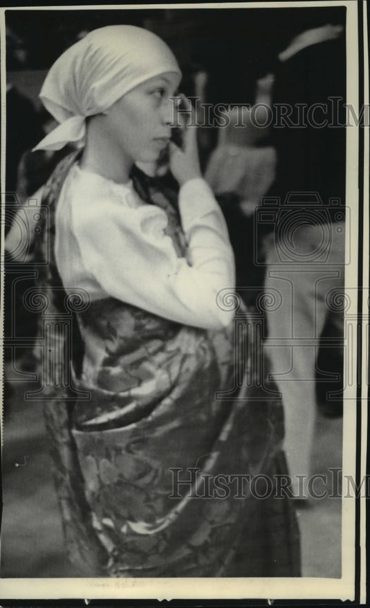 Press Photo Pregnant Mrs Kareem Abdul-Jabbar Watches Her Husband Play Basketball-Historic Images
