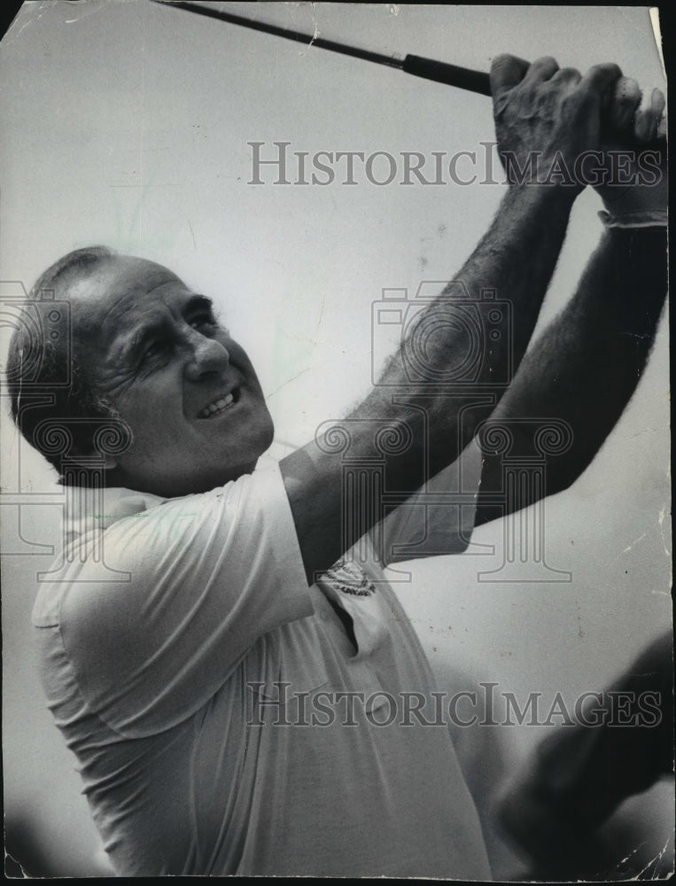 1979 Press Photo Max McGee, former Green Bay Packer, swinging his golf club. - Historic Images