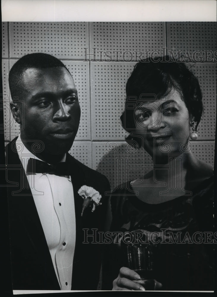 1965 Press Photo Millwaukee Braves Baseball Player Lee Maye Out With His Wife- Historic Images