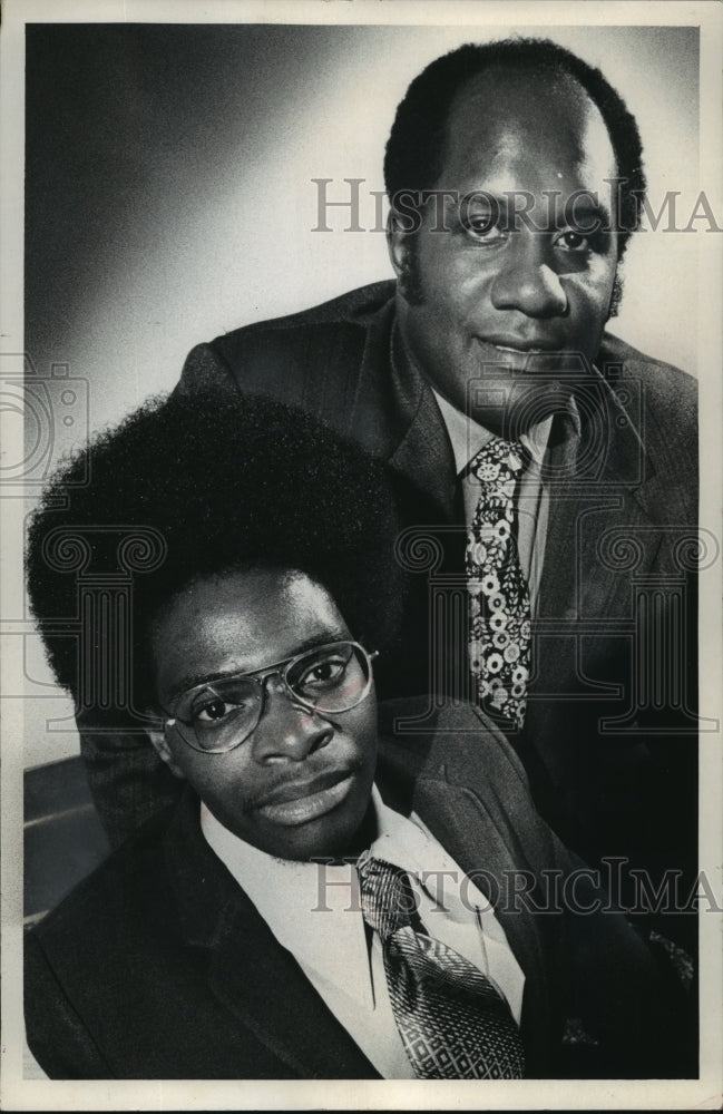 1971 Press Photo Former Football Star Willie Davis And Student Lynn Johnson - Historic Images