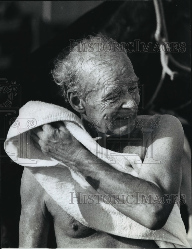 1990 Press Photo Jim Huber, a member of the Milwaukee polo club wipes off.- Historic Images