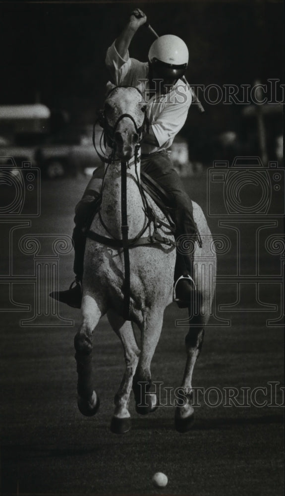 1990 Press Photo One of the riders for the Milwaukee Polo Club after the ball.- Historic Images