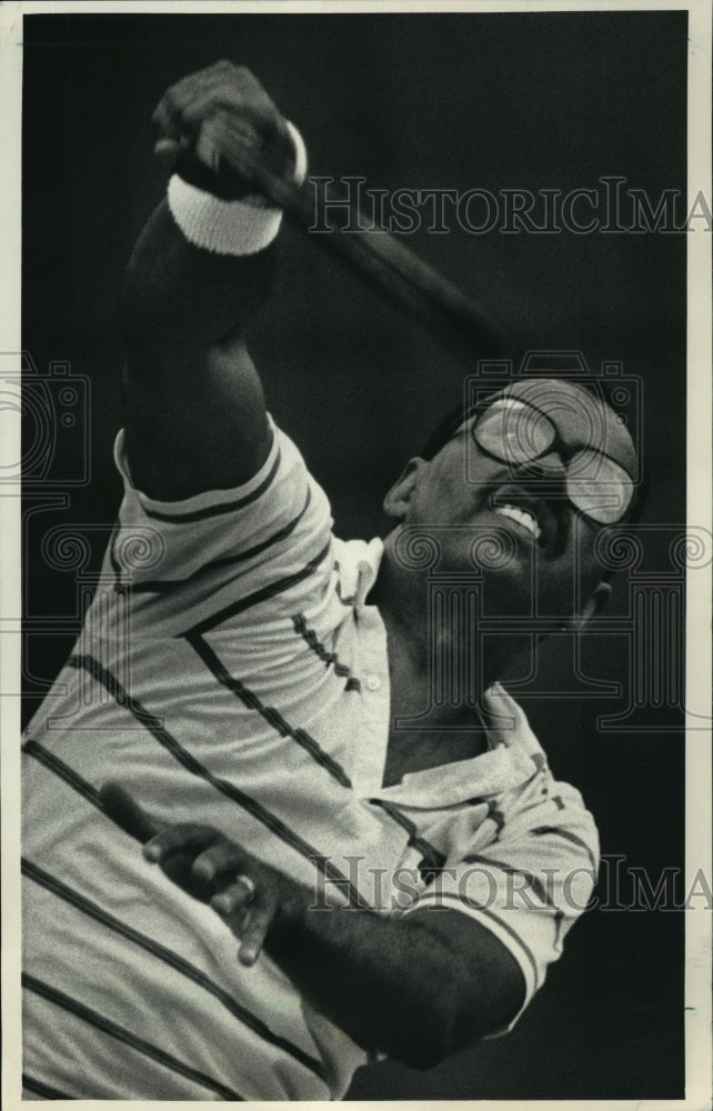 1987 Press Photo Erroll Davis, President, Wisconsin Power & Light playing tennis - Historic Images