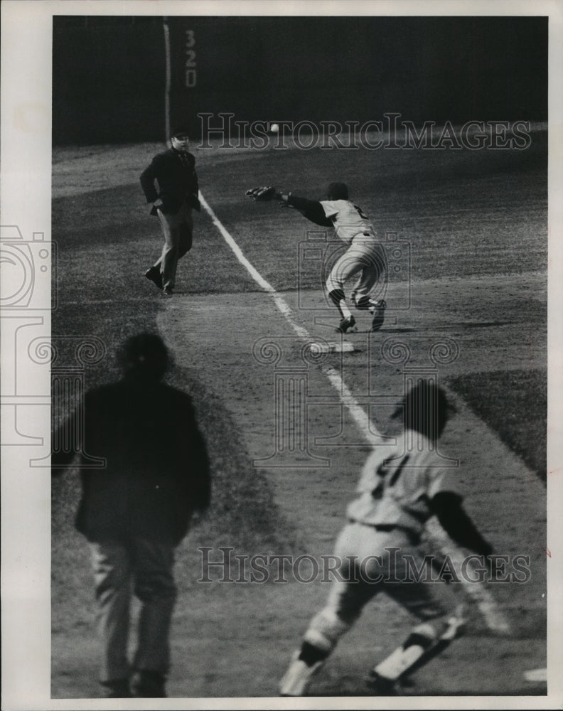 1970 Press Photo Yankees Baseball Players Jerry Kennedy And Catcher Jake Gibbs - Historic Images