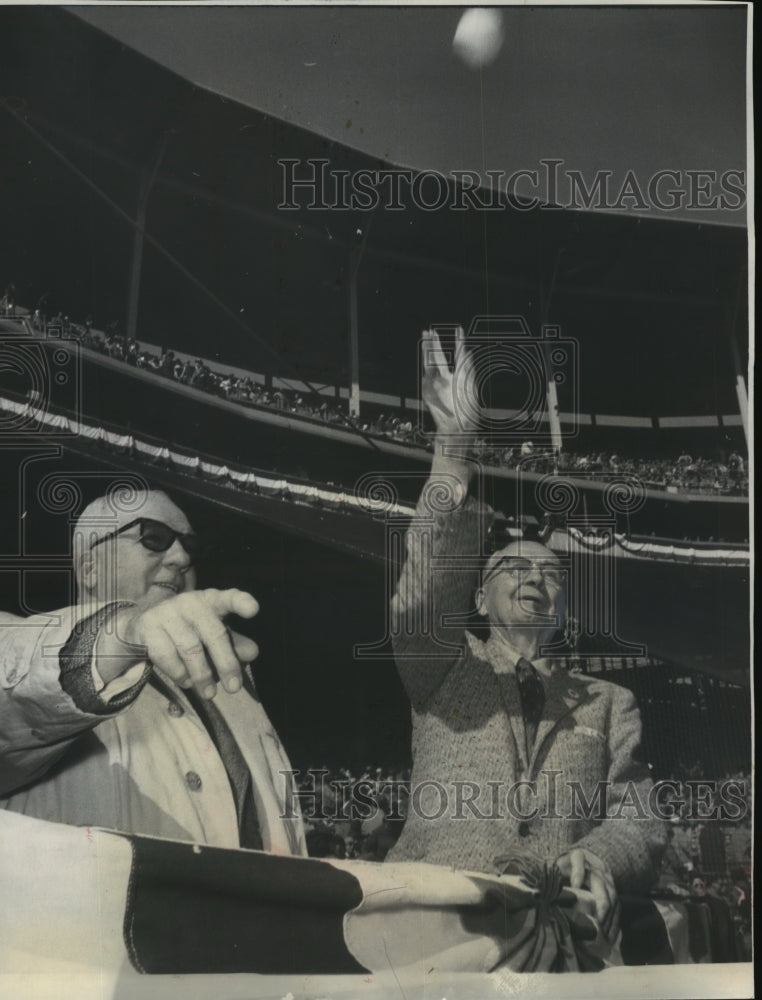 1958 Press Photo James Crusinberry Throws 1st Ball At World Series Braves Game- Historic Images