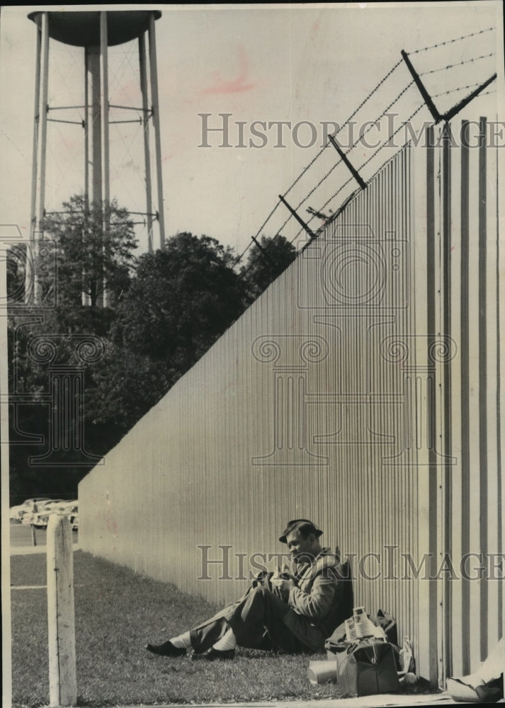 1958 Press Photo Baseball fan awaits World Series opening where Braves will play- Historic Images