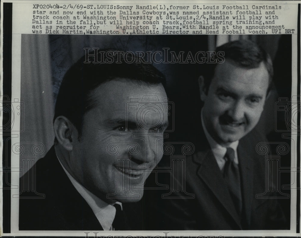1969 Press Photo Cowboys football's Sonny Randle with Washington U's Dick Martin- Historic Images
