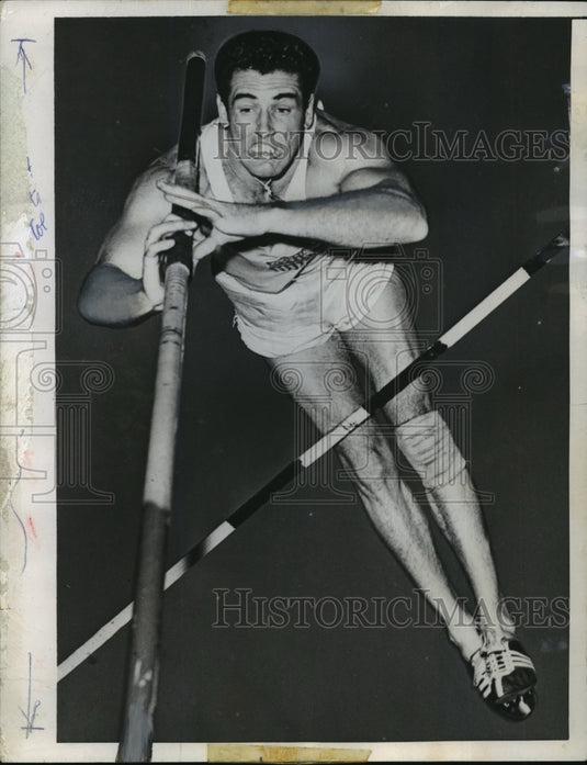 1959 Press Photo Don Bragg, Villanova pole vault star, clears 14 feet 9 inches. - Historic Images