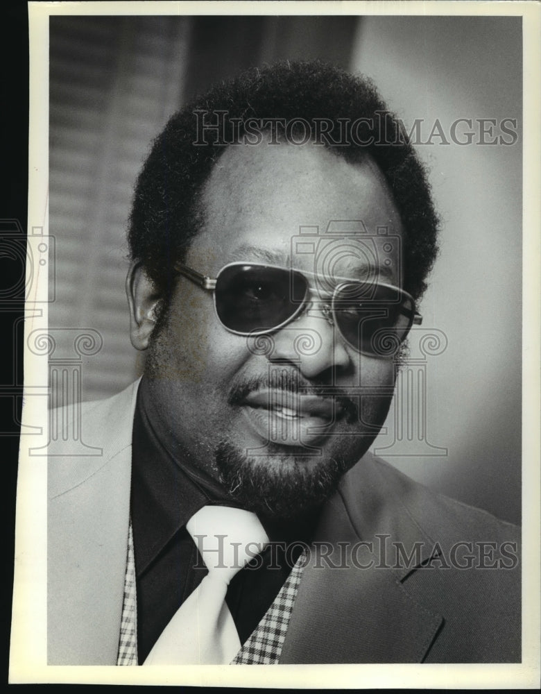 1989 Press Photo Billy Braggs in white tie and sunglasses. - mjt04637- Historic Images