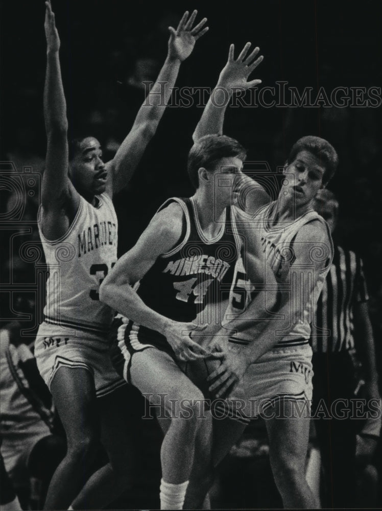 1985 Press Photo Marquette basketball's Top Copa knocks ball away from opponent- Historic Images