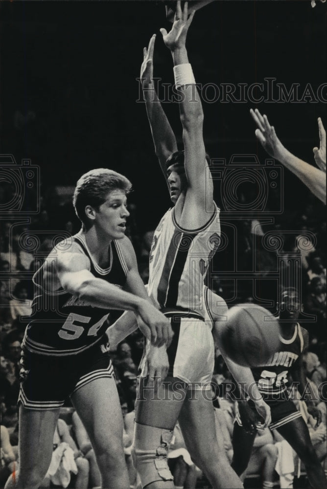 1984 Press Photo Marquette basketball&#39;s Tom Copa passes ball to a teammate - Historic Images