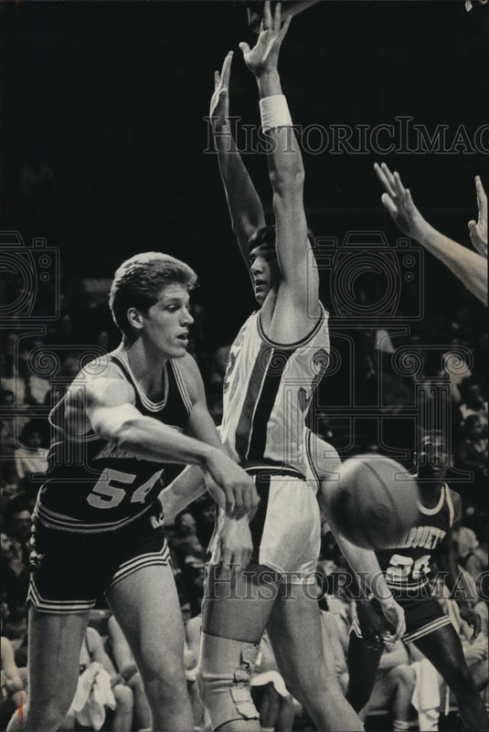 1984 Press Photo Marquette basketball's Tom Copa passes ball to a teammate - Historic Images