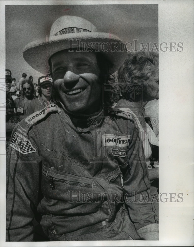1975 Press Photo Race car driver, Mike Mosley says "I can't believe it"- Historic Images