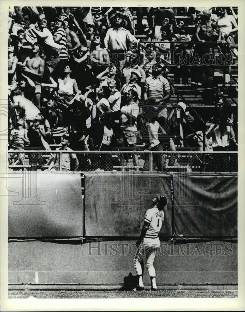 1978 Press Photo Indians' Johnny Grubb & baseball fans during game with Brewers - Historic Images