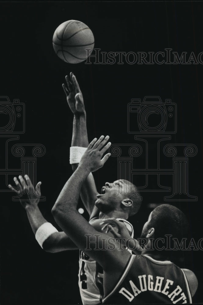 1989 Press Photo Cleveland&#39;s Brad Daugherty can&#39;t stop Buck&#39;s Terry Cummings.-Historic Images