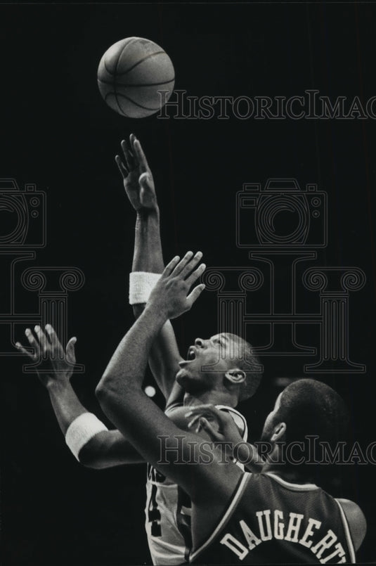 1989 Press Photo Cleveland's Brad Daugherty can't stop Buck's Terry Cummings.-Historic Images