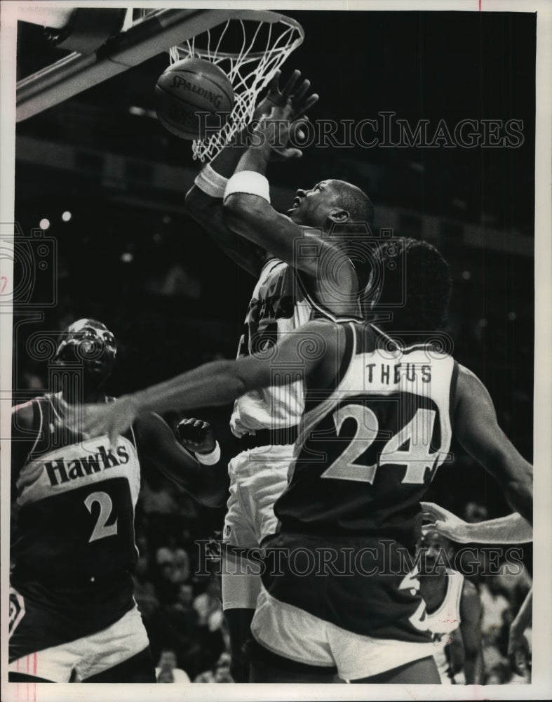 1988 Press Photo Milwaukee Bucks basketball player, Terry Cummings, in action - Historic Images
