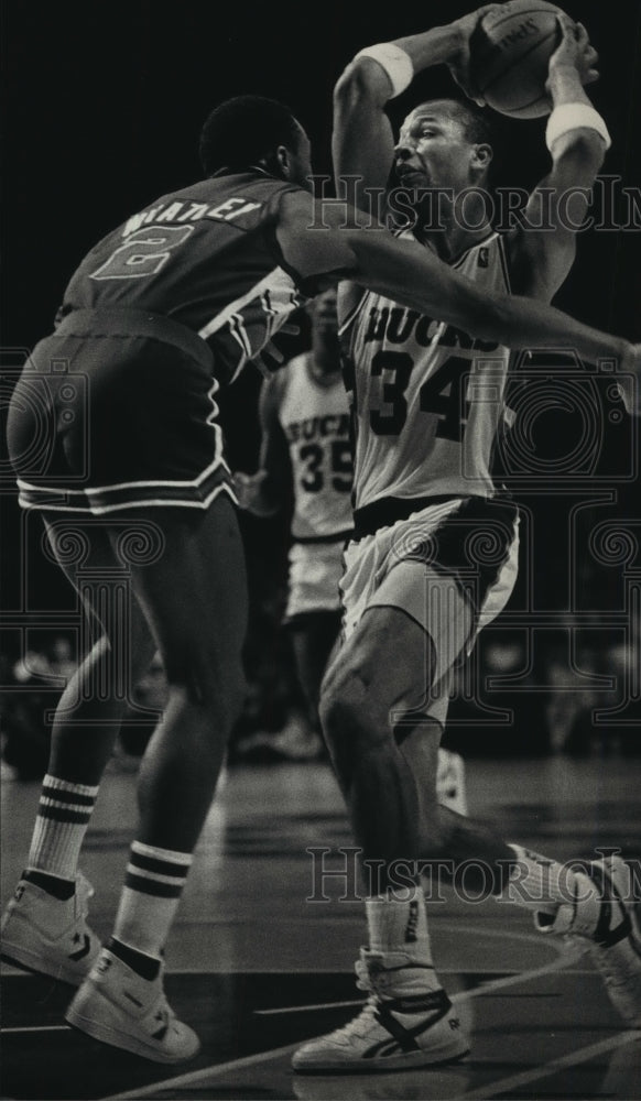 1987 Press Photo Ennis Whatley and Terry Cummings in basketball action - Historic Images