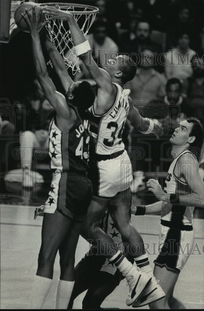 1986 Bucks basketball&#39;s Terry Cummings in action, blocks shot - Historic Images