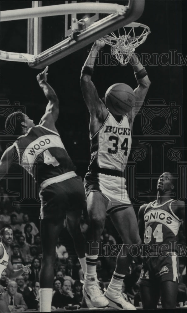 1985 Press Photo Bucks basketball&#39;s Terry Cummings in action, hangs on net - Historic Images