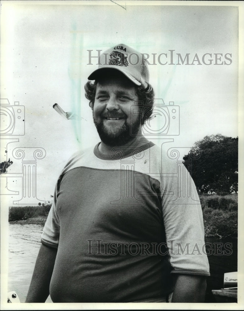 1982 Press Photo Smiling Dan Snow Stands In A Boat On A Pastoral Lake In Cuba - Historic Images