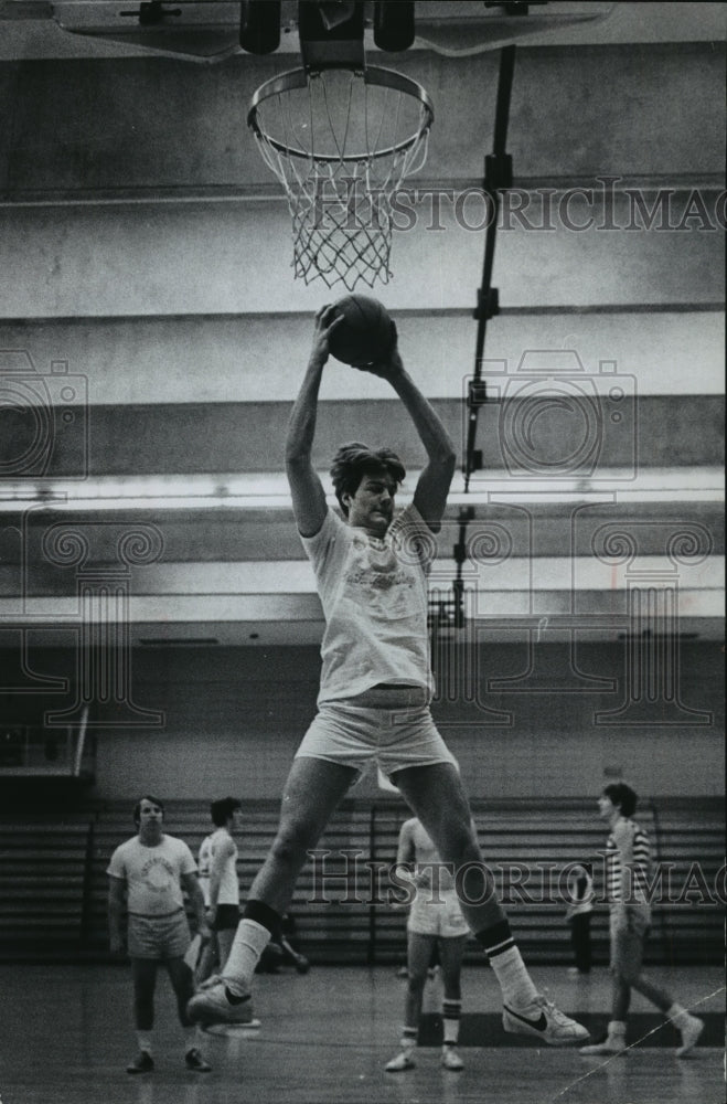1976 Press Photo Thomas More High School Star Basketball Player Dick Miller - Historic Images