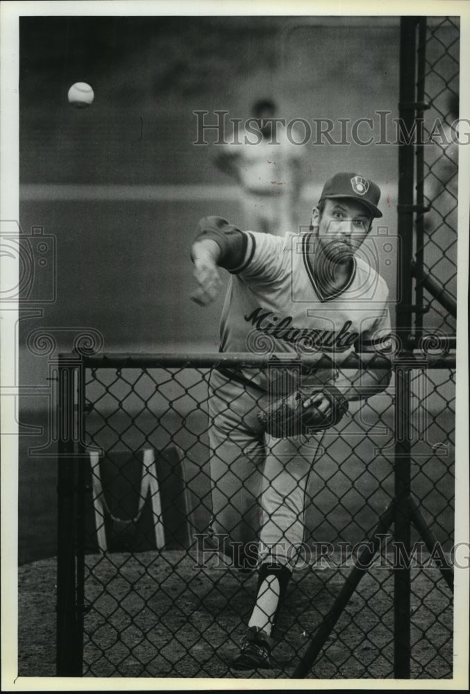 1980 Press Photo Milwaukee Brewers pitcher throwing the ball in practice.- Historic Images