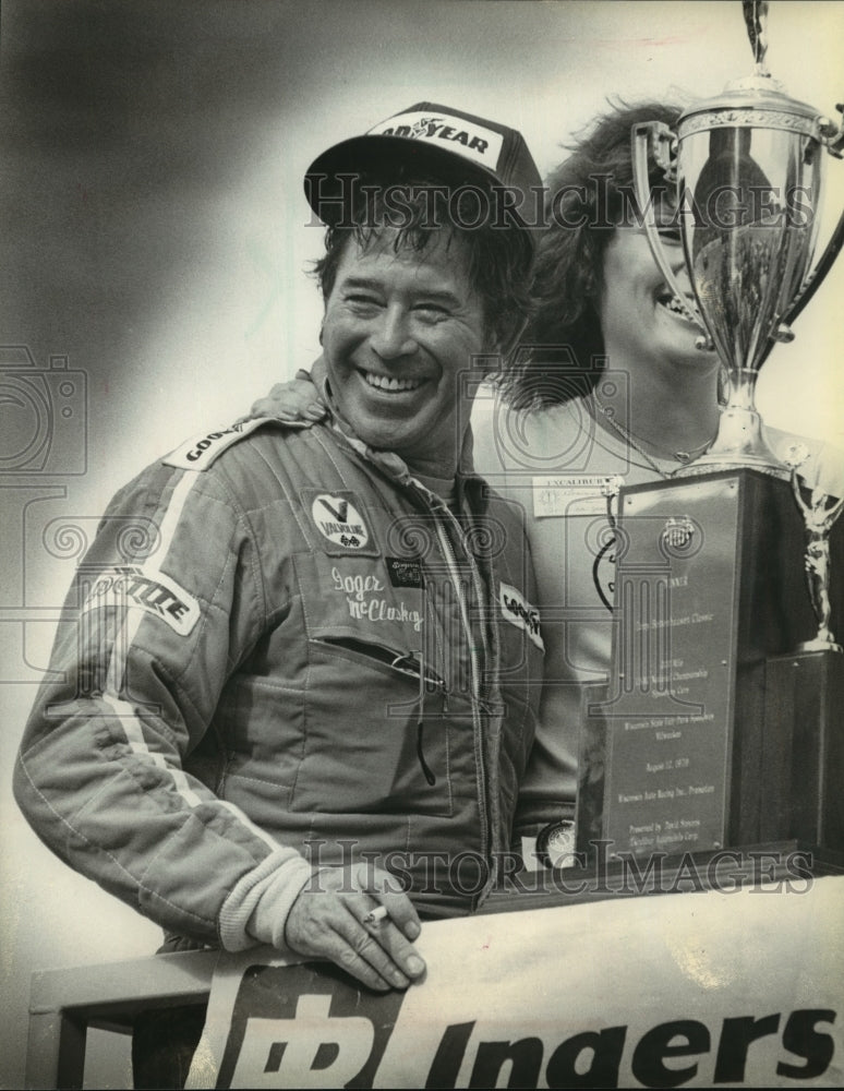 1979 Press Photo Race car driver Roger McCluskey smiling on the victory stand.- Historic Images